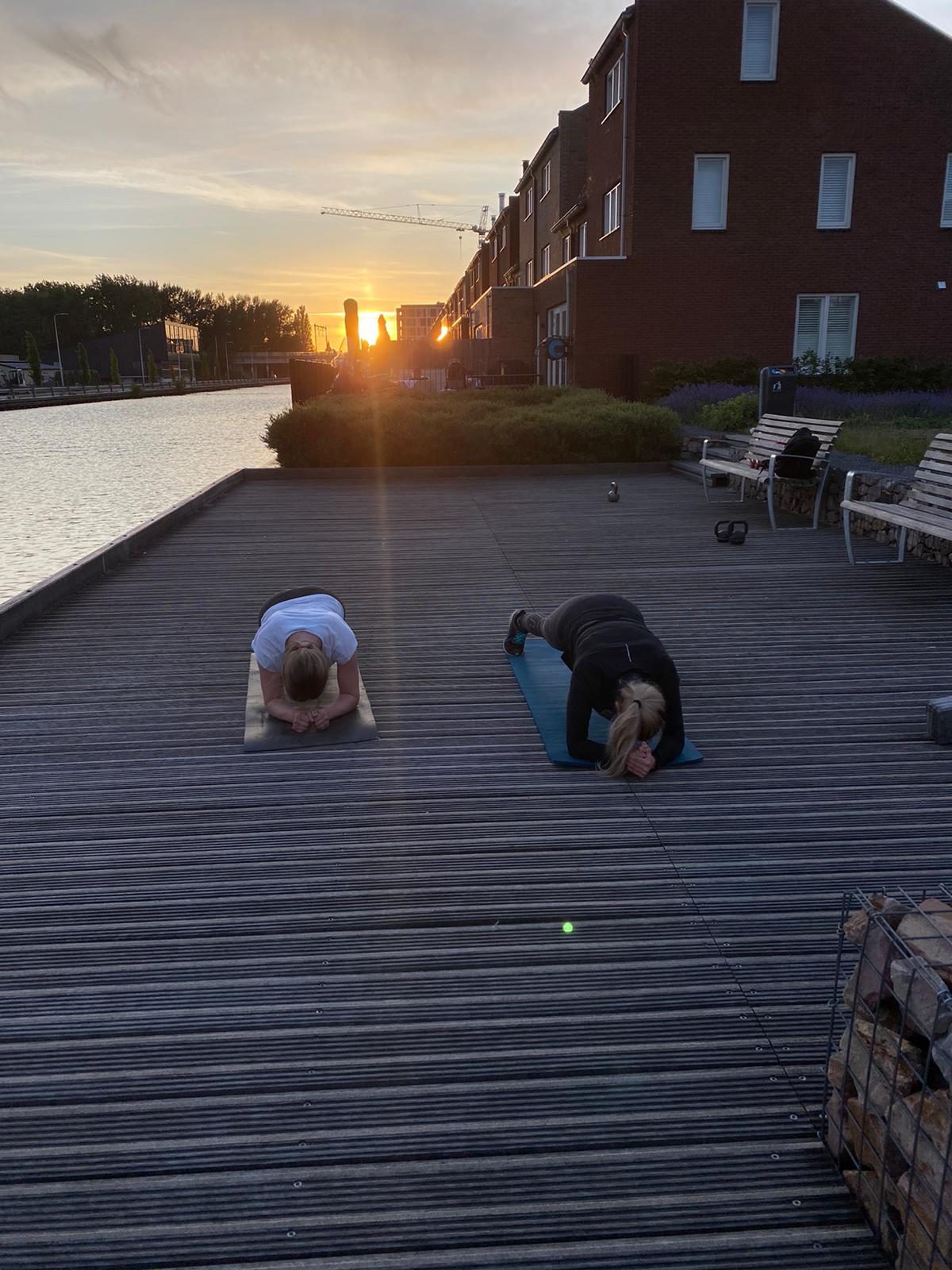 Mensen trainen op de trap bij een appartementengebouw