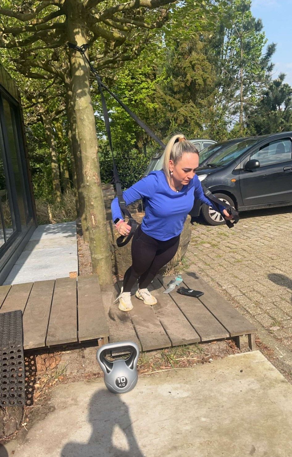 Training met materiaal naast een auto