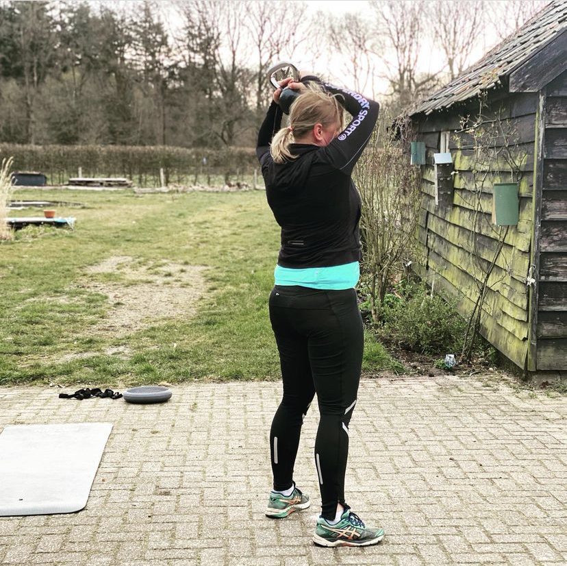 Training op de bestrating voor een schuur